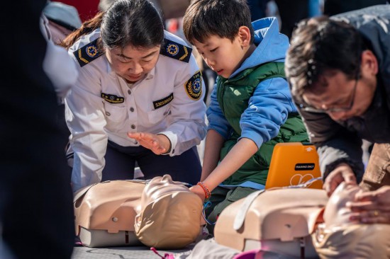 云南省急救中心的醫(yī)師講授心肺復(fù)蘇方法技巧。新華社記者 胡超 攝