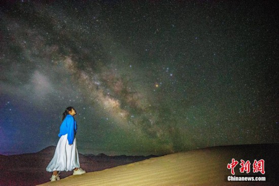 圖為6月20日晚，游客在西藏阿里暗夜公園與銀河“合影”。曹枝清 攝