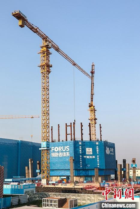 從完成頂層設(shè)計(jì)到如火如荼大規(guī)模建設(shè)，六年來(lái)，雄安新區(qū)如春天的竹子一般拔節(jié)生長(zhǎng)，這座承載千年大計(jì)的“未來(lái)之城”已雄姿初顯。從“一張白紙”開(kāi)始著墨，如今的雄安新區(qū)已是濃墨重彩的“山水畫”。<a target='_blank' href='/'>中新社</a>記者近日走訪了雄安新區(qū)多地，從“藍(lán)綠金”三色感受這座“未來(lái)之城”的巨大變化。圖為7月19日，河北雄安新區(qū)，中國(guó)中化總部基地項(xiàng)目施工現(xiàn)場(chǎng)。 <a target='_blank' href='/'>中新社</a>記者 易海菲 攝