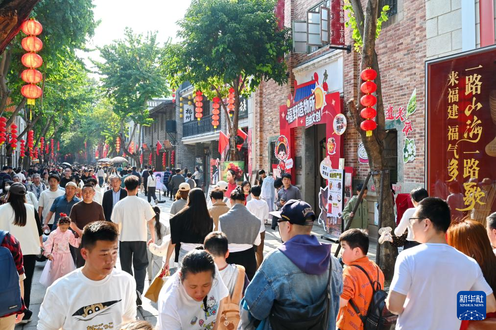 2月22日,市民游客在福州上下杭歷史文化街區(qū)參觀游覽。新華社記者林善傳 攝