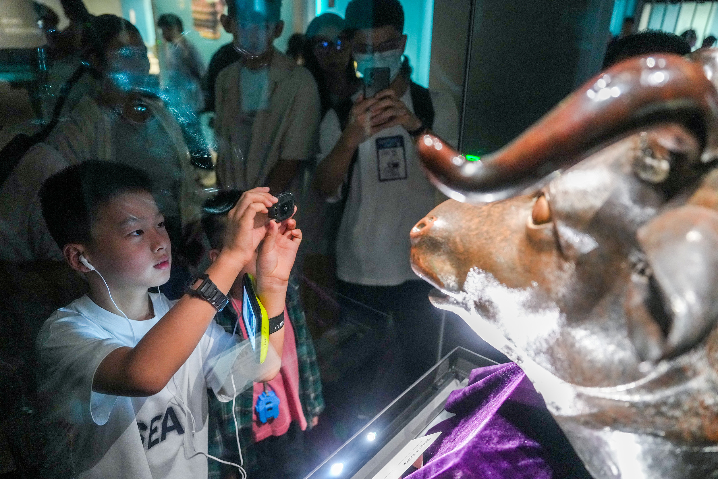 2025年6月，參加研學(xué)游的孩子在安徽博物院蜀山館參觀圓明園牛首銅像。（圖片來(lái)源：視覺(jué)中國(guó)）