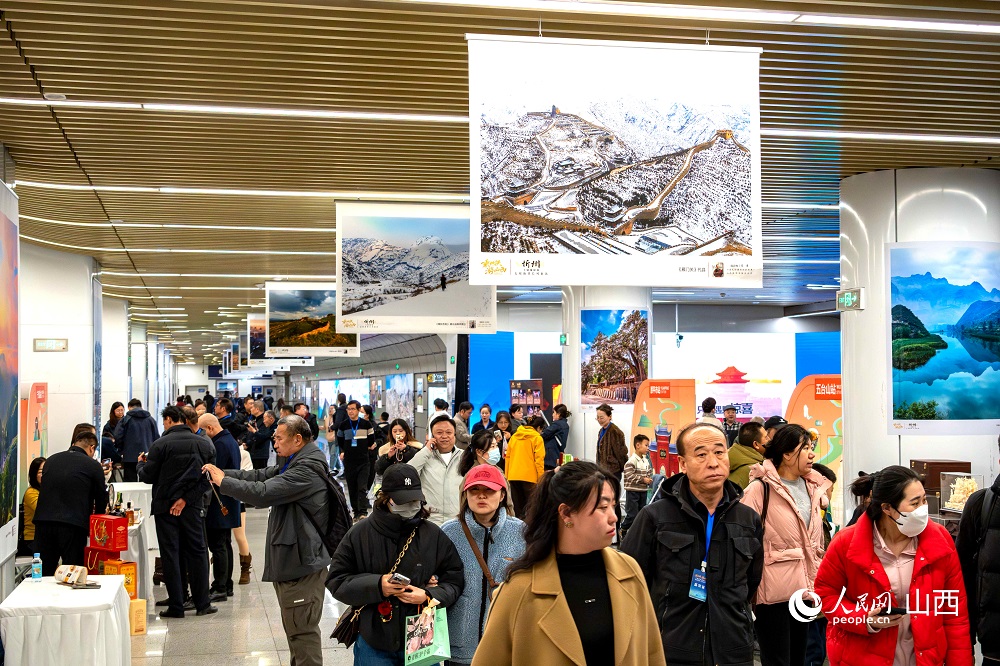 “相約忻州·盡享冬韻”暨“乘地鐵游山西”主題攝影展（忻州）在太原地鐵長(zhǎng)風(fēng)街站啟幕。