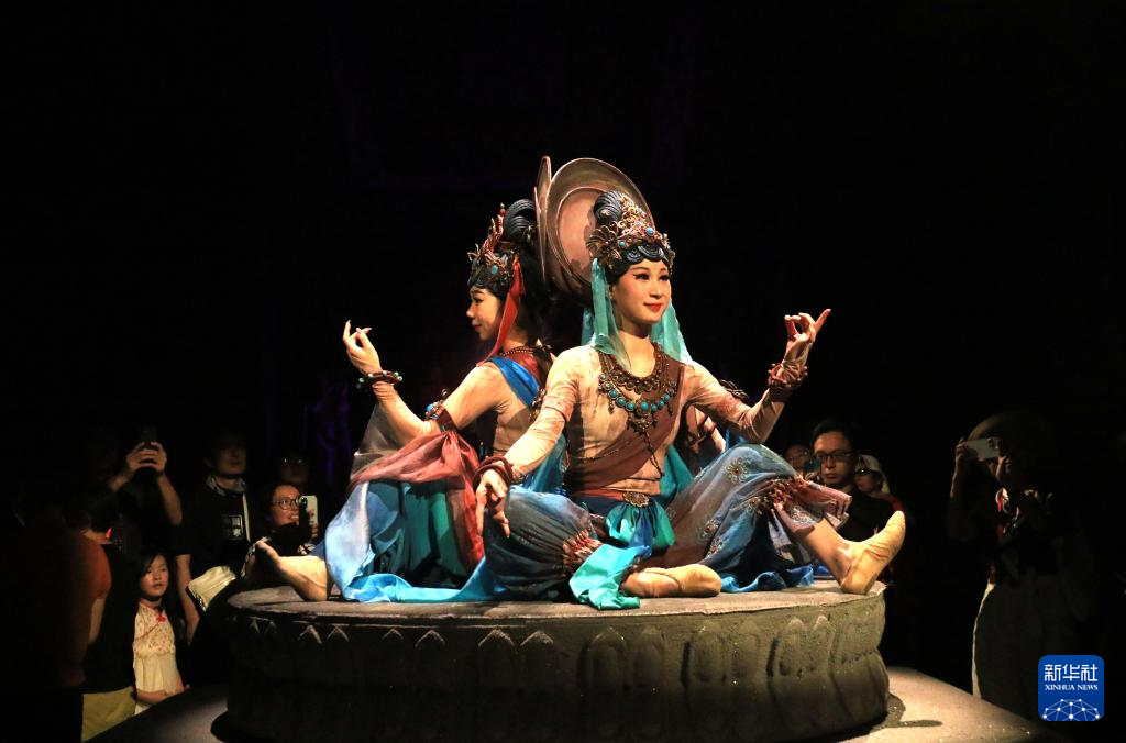 8月5日晚，游客在甘肅省敦煌市觀(guān)看大型洞窟式沉浸體驗(yàn)劇《樂(lè)動(dòng)敦煌》。 新華社發(fā)（張曉亮 攝）