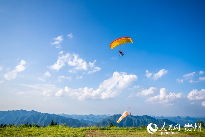 游客在野玉海飛行營地乘動力滑翔傘體驗(yàn)云端觀景。人民網(wǎng)記者 涂敏攝
