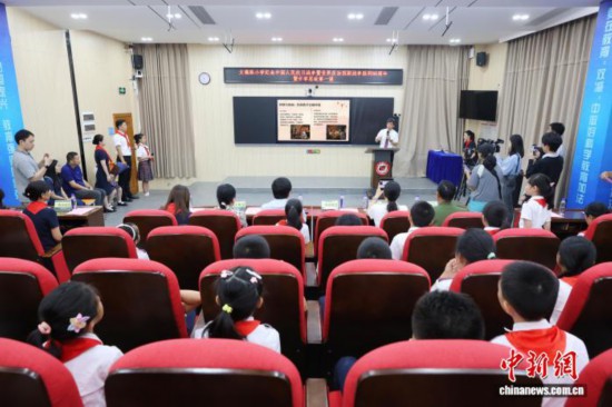 廣州中醫(yī)藥大學副校長、廣東省中醫(yī)院院長張忠德向?qū)W生講述“抗戰(zhàn)中的中醫(yī)藥”。吳遠團 攝