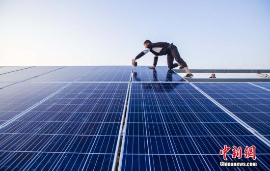 資料圖：4月23日，航拍正在建設的江西都昌縣磯山湖“漁光一體”光伏電站。傅建斌 攝