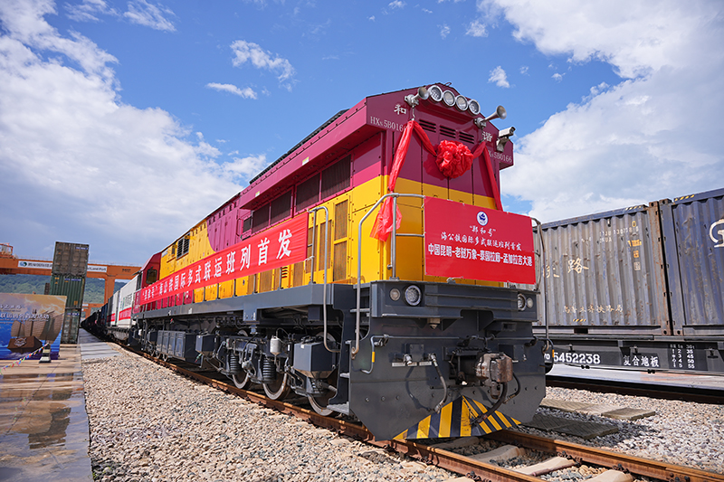 “鄭和號”海公鐵國際多式聯(lián)運(yùn)班列首發(fā)。騰俊國際陸港供圖 “鄭和號”海公鐵國際多式聯(lián)運(yùn)班列首發(fā)。騰俊國際陸港供圖