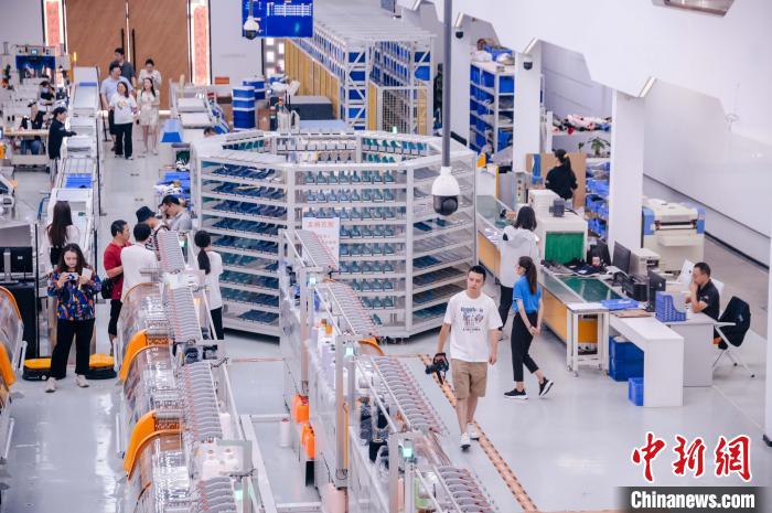 圖為莆田雙馳鞋業(yè)個性化定制示范工廠?！±钅宪?攝