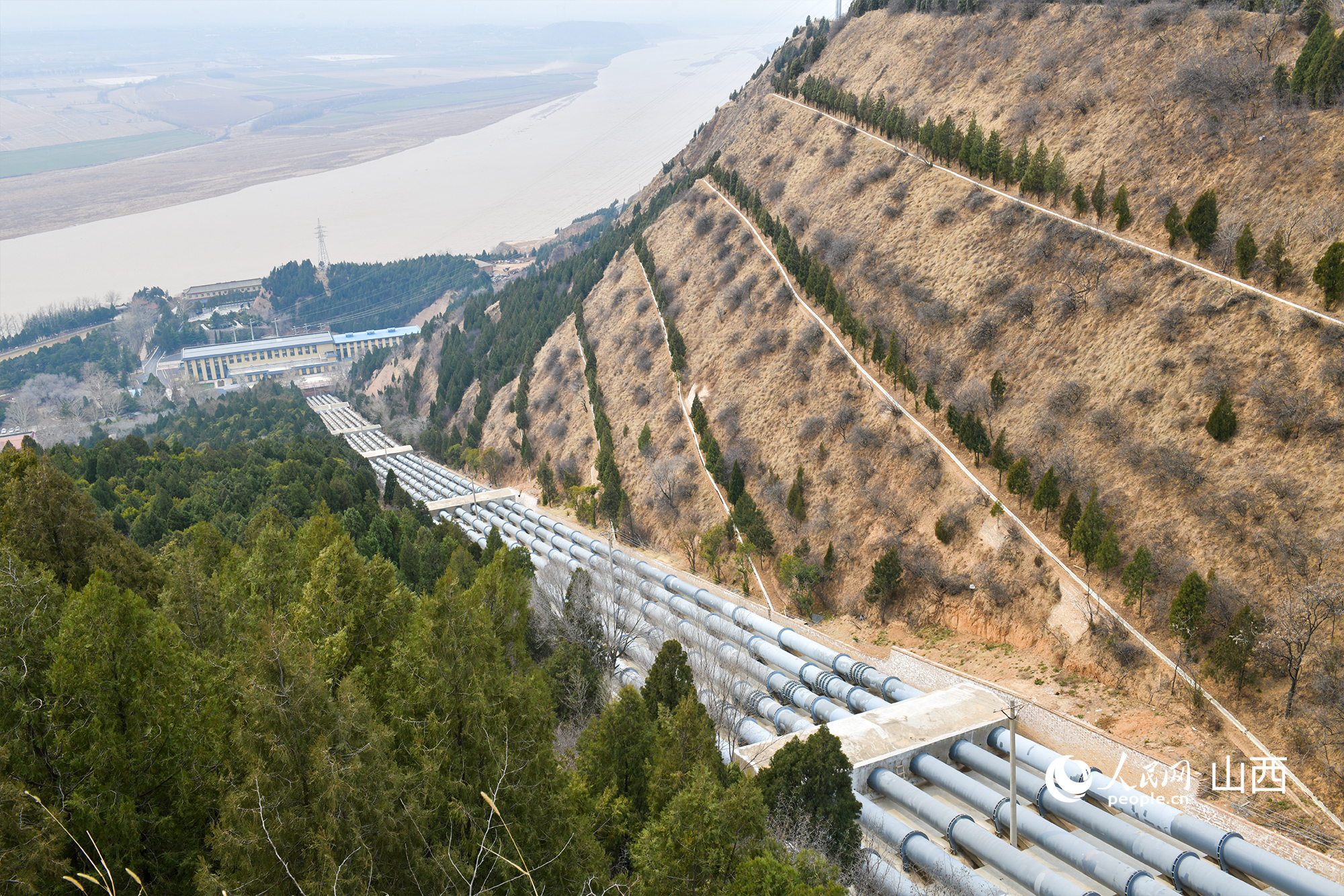 大禹渡灌區(qū)6條約700米的管道將黃河水引上旱塬。人民網(wǎng)記者 焦搏文攝