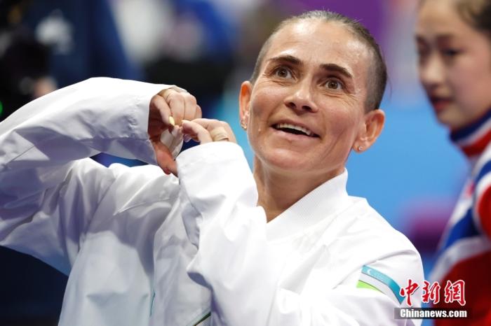 資料圖：9月28日，杭州第19屆亞運會競技體操女子跳馬決賽在黃龍體育中心體育館舉行。烏茲別克斯坦選手丘索維金娜以13.383分獲得該項目第四名。圖為丘索維金娜在賽后向觀眾比心。<a target='_blank' href='/'>中新社</a>記者 富田 攝