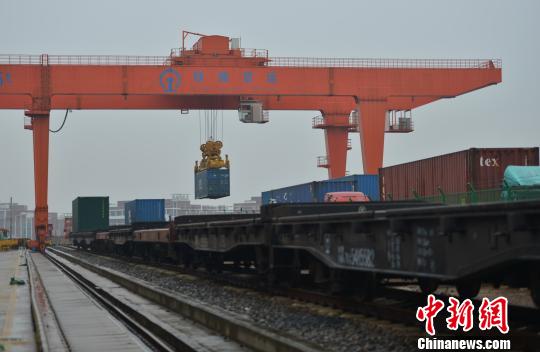 圖為：中歐班列吊裝?！⊥鮿?攝