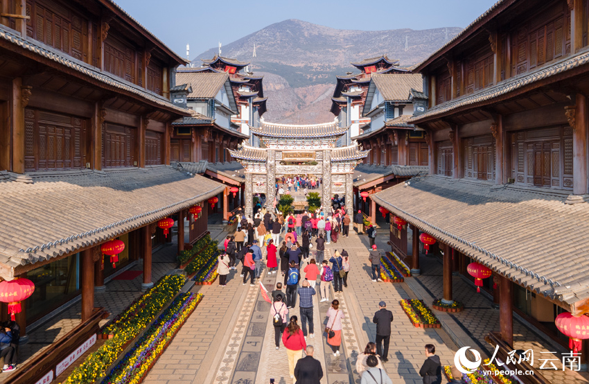 游客打卡新華村。人民網(wǎng)記者 符皓攝