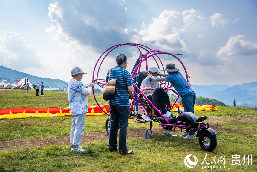 游客在野玉海飛行營地解鎖山地新玩法。人民網(wǎng)記者 涂敏攝