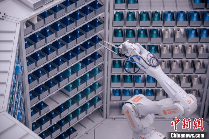 車間里，鞋楦配送機械臂在有序工作?！±钅宪?攝