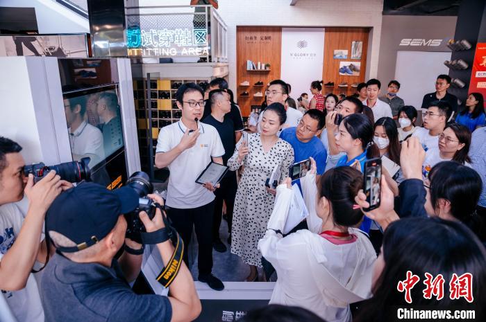 定制示范工廠可從腳型測量儀采集數(shù)據(jù)，按需進行“私人訂制”?！±钅宪?攝