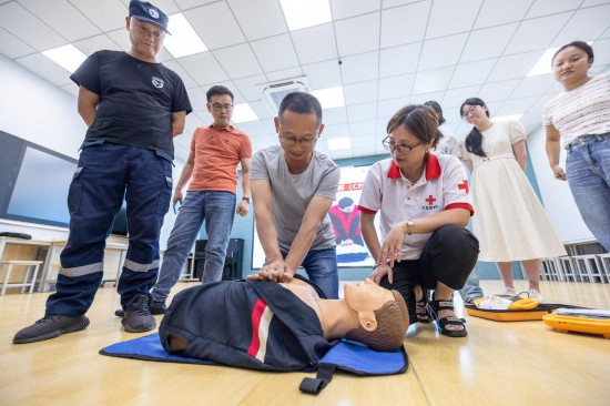 在浙江省湖州市吳興區(qū)龍泉小學(xué)，紅十字會(huì)救護(hù)員對(duì)教職工進(jìn)行自動(dòng)體外除顫器（AED）使用培訓(xùn)。新華社發(fā)（伊凡攝）