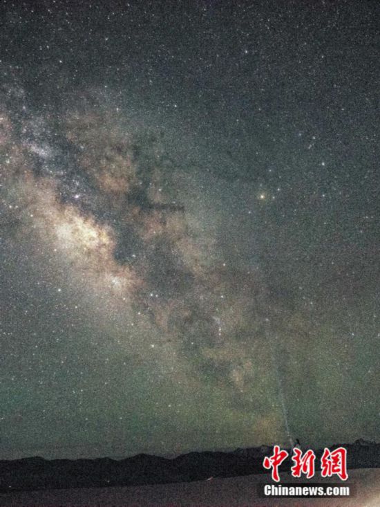 圖為6月20日晚游客在西藏阿里暗夜公園，與銀河“合影”。曹枝清 攝