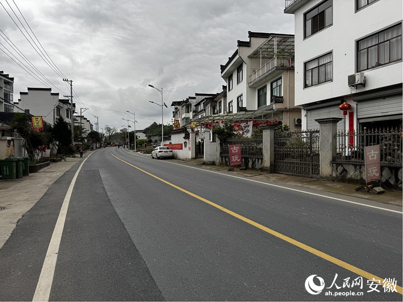 寬敞的S347公路穿過瞻淇村。人民網(wǎng)記者 胡雨松攝