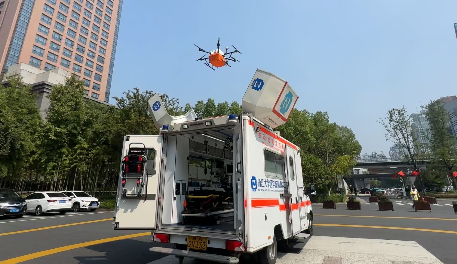 浙江大學醫(yī)學院附屬第二醫(yī)院5G急救車搭載的無人機正在起飛。人民網(wǎng)記者 申佳平攝