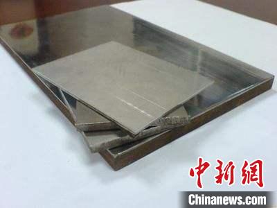 企業(yè)展示的金屬?gòu)?fù)合材料產(chǎn)品?！垕I子 攝