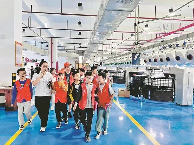 學(xué)生參觀惠安校服企業(yè)生產(chǎn)車間。惠安縣委宣傳部供圖