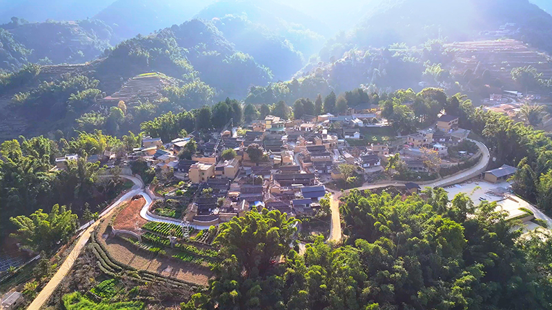【1】曼海村全景。陶思源-攝