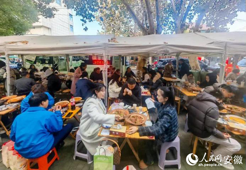 迎春街上，游客們品嘗廣德燉鍋。人民網(wǎng)記者 王銳攝