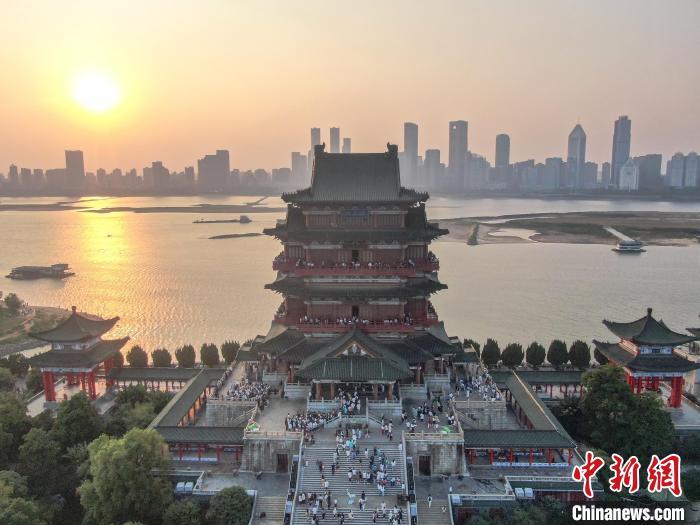 圖為航拍落日時(shí)分的滕王閣，風(fēng)景壯美，眾多游客在滕王閣內(nèi)游玩。劉力鑫 攝