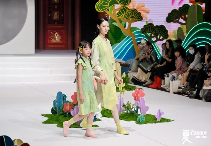“夏·非遺華夏秀”親子時(shí)裝秀一展傳統(tǒng)文化之美