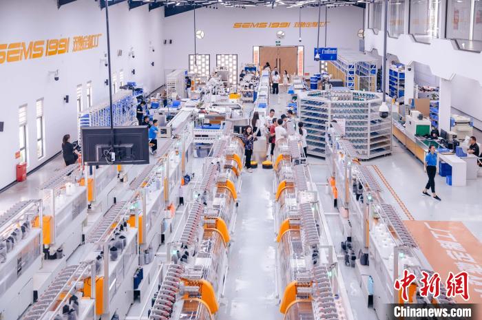 “高質(zhì)量發(fā)展調(diào)研行”主題采訪活動來到福建莆田雙馳鞋業(yè)個性化定制示范工廠。　李南軒 攝