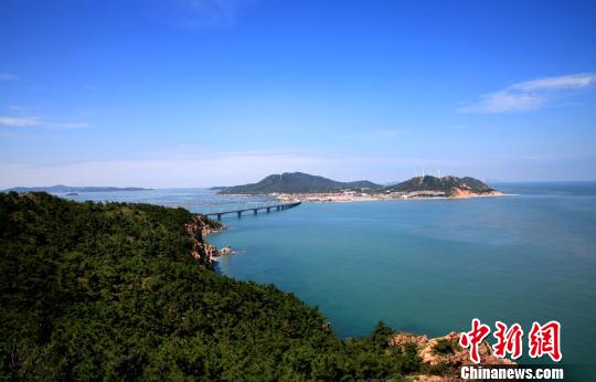 煙臺環(huán)境優(yōu)美、氣候宜人，遍布的海水浴場、濱海觀光景點(diǎn)為游艇帆船產(chǎn)業(yè)發(fā)展創(chuàng)造了條件。(資料圖) 楊兵 攝