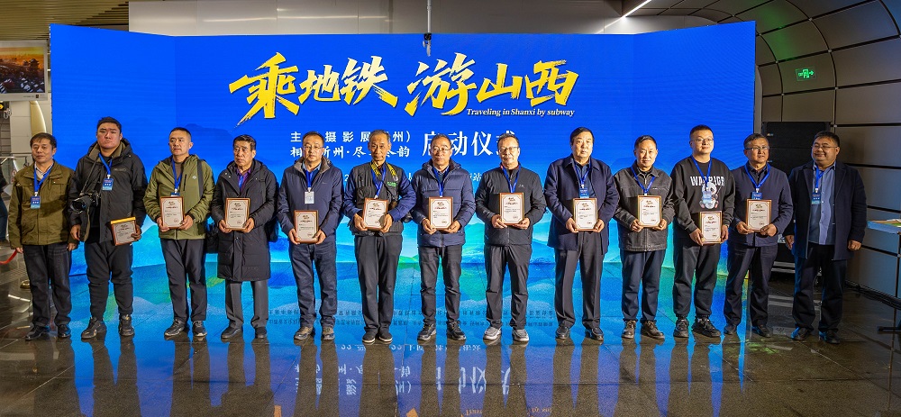 活動(dòng)為參展攝影家頒發(fā)入展證書。