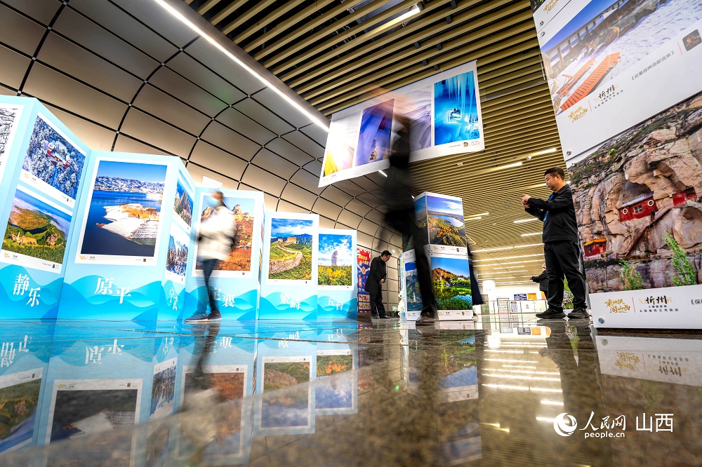 觀眾正在欣賞攝影作品。