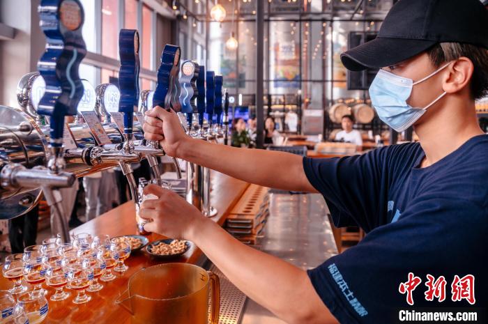 圖為百威雪津啤酒莆田基地工作人員正在打酒?！±钅宪?攝